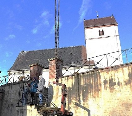 Neues Nest wird durch den Pfarrer  gesegnet .JPG