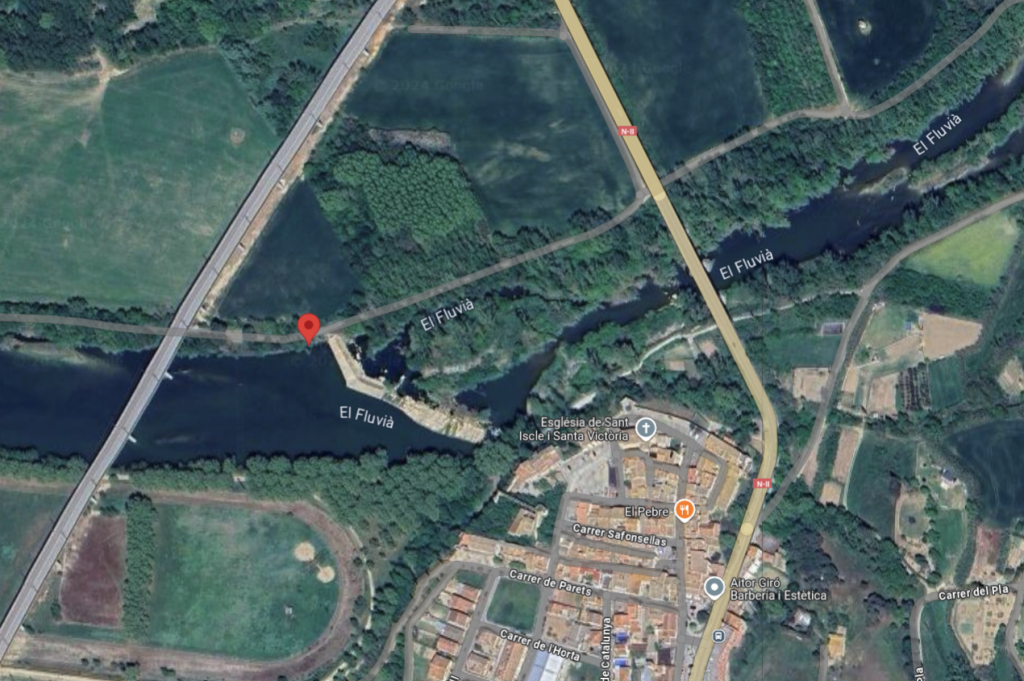 Brittas neuester Lieblings- und Schlafplatz am Ufer des Rio Fluvià sieht auch sehr einladend aus. <br />Futter findet er dort bestimmt auch reichlich.