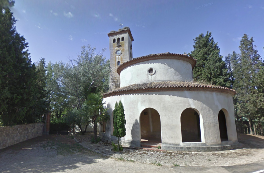 Hinter der Kirche Sant Francesc Xavier de Suquets in Sucs schlief Leonardo in der Nacht vom 27. auf den 28. August 2024, vermutlich auf einem der Bäume.<br />Wenn man genauer hinschaut, entdeckt man auf dem Kirchturm mindestens zwei Storchen-Nester.